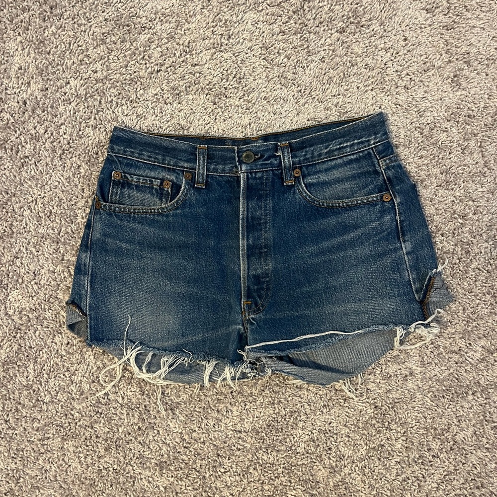 Perfect Vintage Levi’s 501 cutoff shorts fits size 26/27